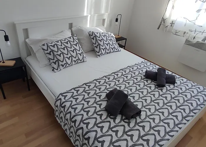 Apartman With Parking Space - 21550 Zadar